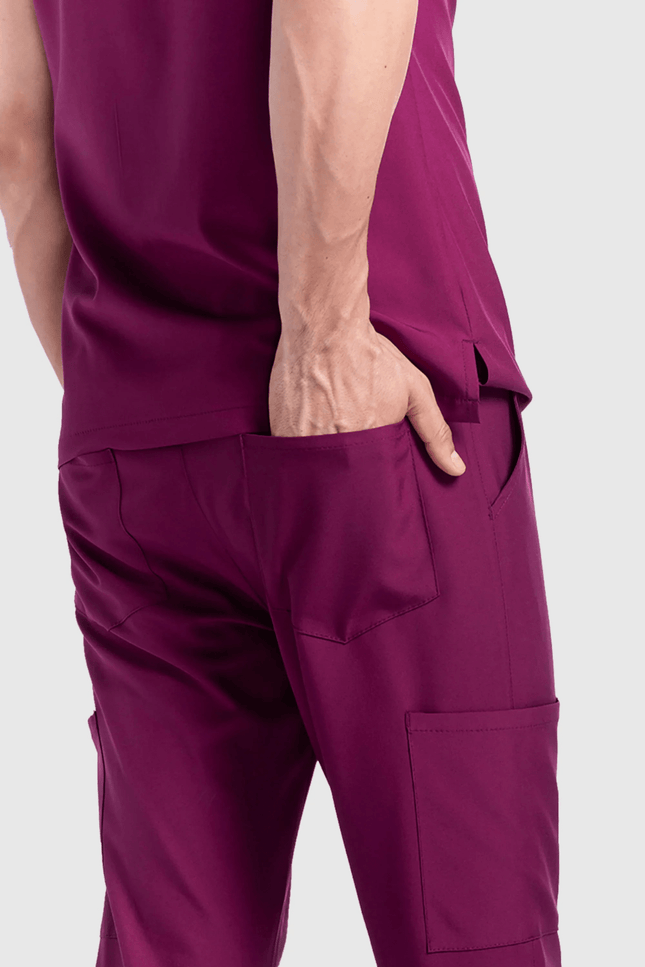 Mor medikal forma takımı, rahat kesim ve çoklu cep detayıyla hareket özgürlüğü sunar.