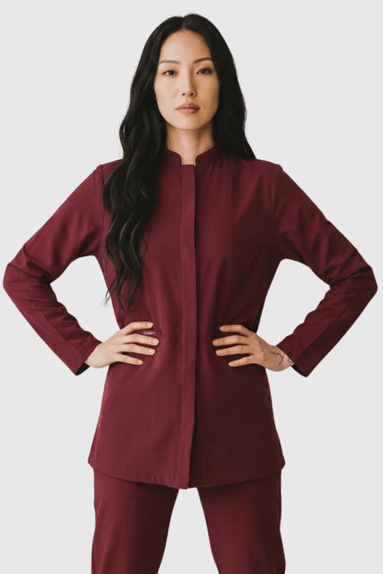 Bordo uzun kollu kadın medikal forma üst, modern ve rahat tasarım, ayakta model
