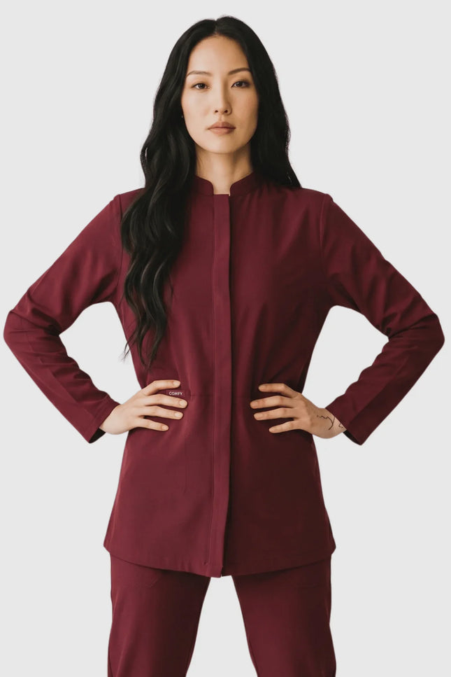 Bordo uzun kollu kadın medikal forma üst, modern ve rahat tasarım, ayakta model