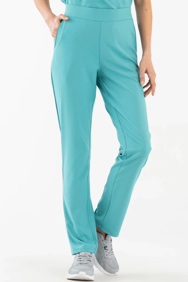 Yeşil tonlu esnek medikal forma pantolonu, rahat kesim ve hareket özgürlüğü sunar
