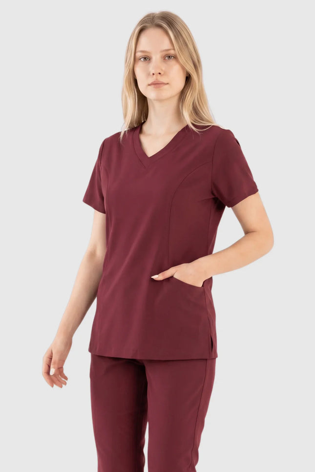 Bordo renkli kadın medikal forma üst, kısa kollu ve damla yaka, cepli tasarım